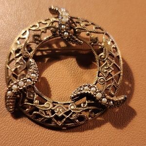 Elegant Gold Brooch with Pearl Accents